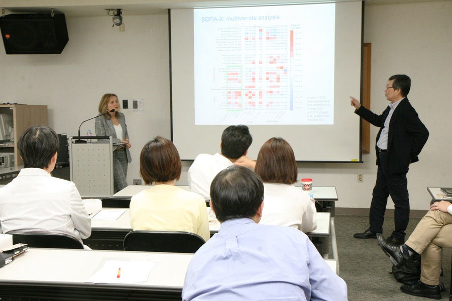 Professor Sharon Lewin presenting to staff from Institut Pasteur Korea.
