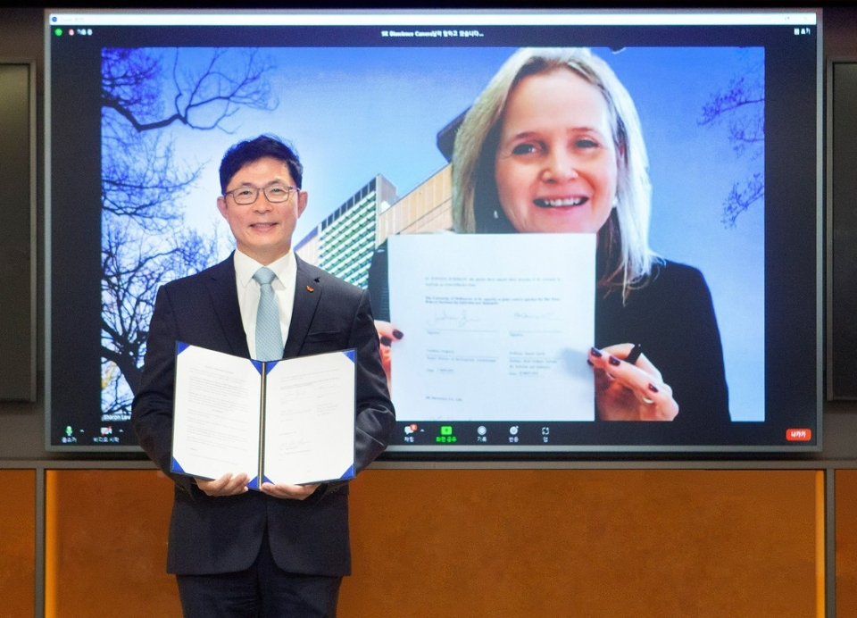 Jaeyong Ahn, CEO of SK bioscience (left) and Professor Sharon Lewin, Director of the Doherty Institute at the signing ceremony on June 26, 2023.